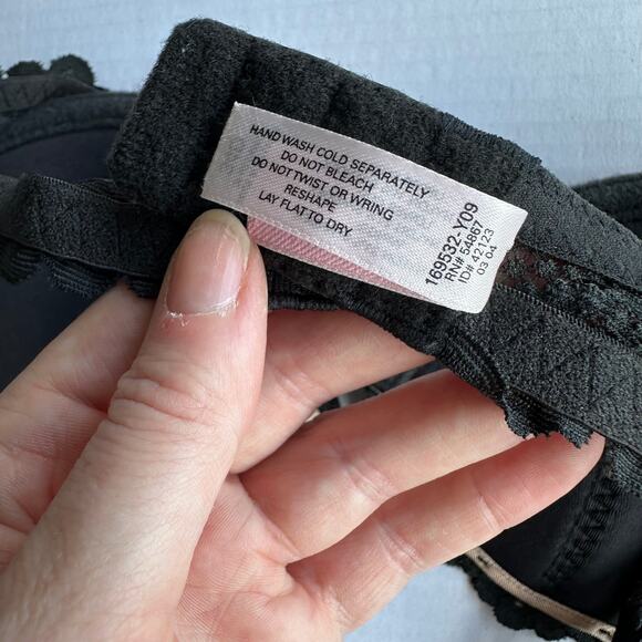 34D Y2K VTG Victoria’s Secret Red Rose Petal Lace Bra 2004 Sexy Coquette Sultry - Picture 8 of 8